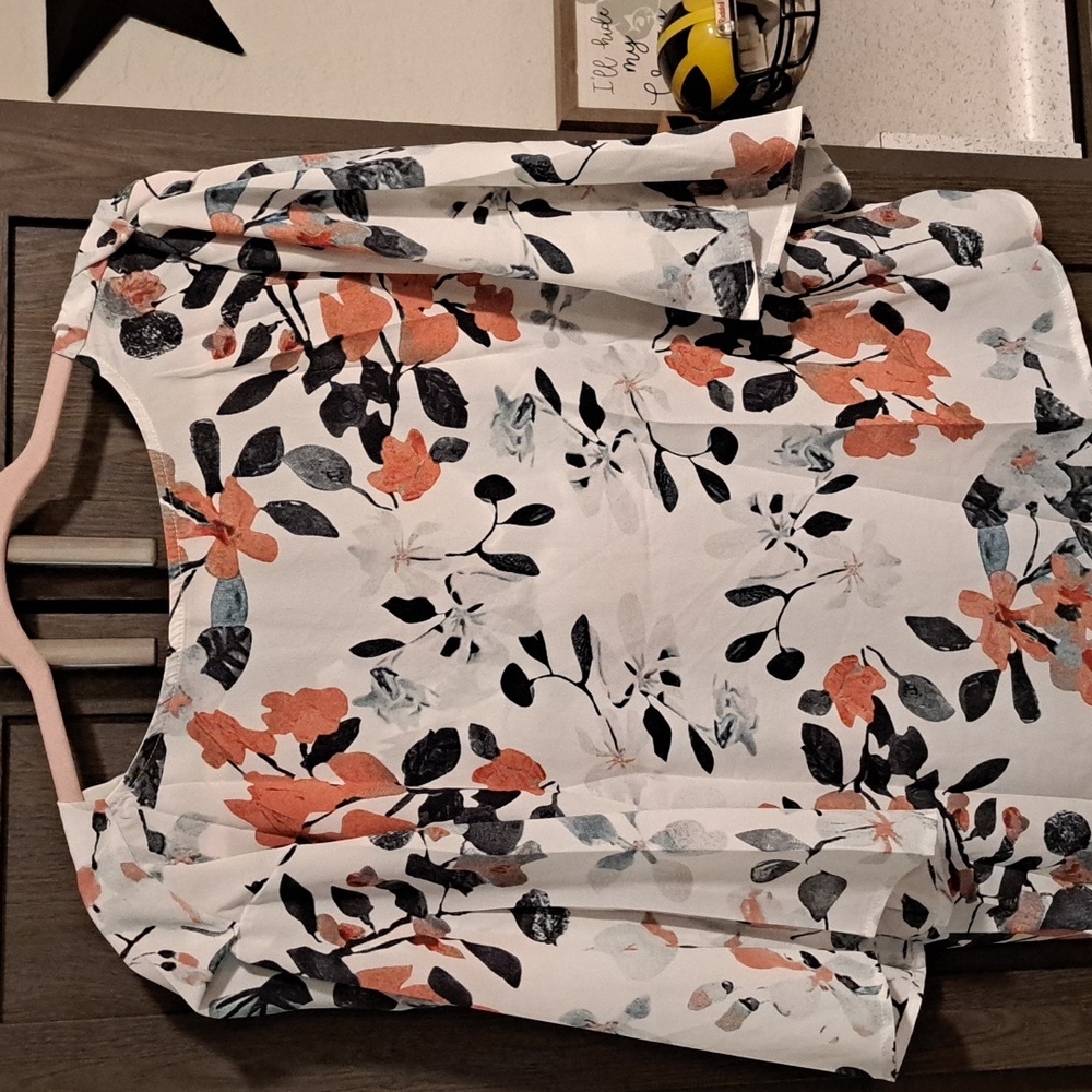 ♥️New White floral drape vneck top - Picture 7 of 8